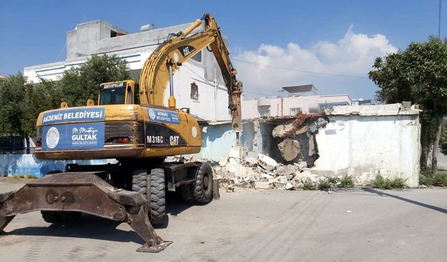 Mersin’de metruk binalar yıkılıyor